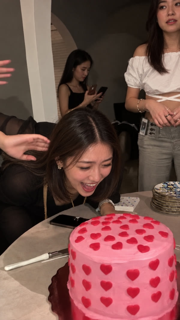 The cake.